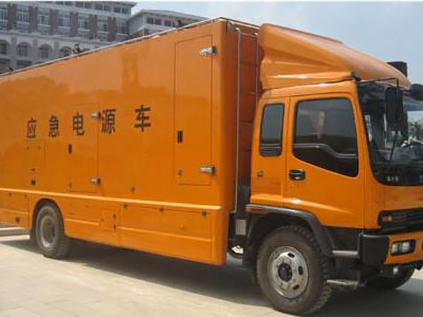 山丹冬季柴油发电机启动前，如何检查燃油系统中的积水？